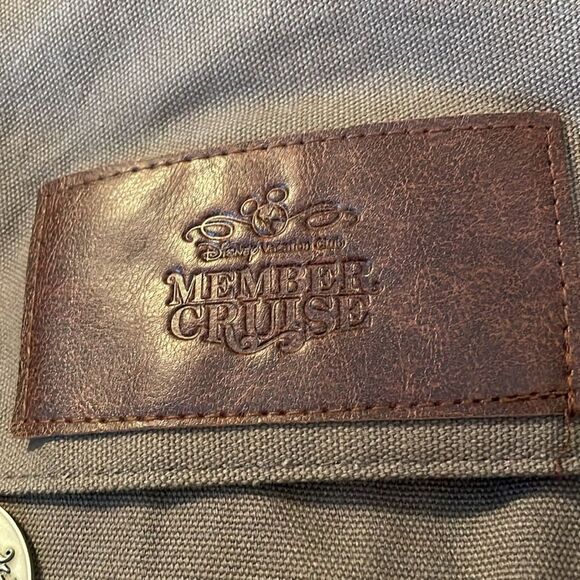 Disney Field & Co Leeds Vacation Club Member Cruise 2017 New backpack w/ keyring - Picture 3 of 13